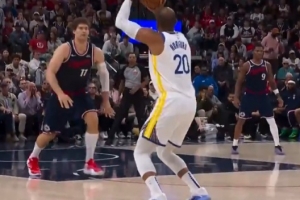 解渴！霍福德接库里传球三分穿针 帮助勇士紧咬比分