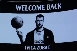 功勋旧臣回家！快船主场大屏欢迎祖巴茨 全场球迷掌声雷动