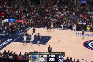 差了一点点！库里吸引防守再分球 桑托斯超远三分涮筐而出