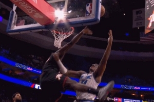 劈头盖脸！博纳追防小卡特 起飞送后者钉板大帽