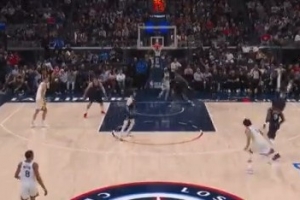 奋力追赶！库里披挂上阵 随即三分穿针迫近比分