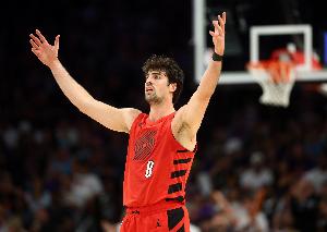 阿夫迪亚：文班亚马是盖帽高手 我们会做出调整并命中高难度投篮