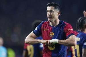 罗马诺：莱万不满巴萨让自己大幅降薪 其经纪人将同意甲豪门会谈