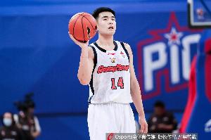 替补打得不错！张文逸6中4&3记三分拿到12分5篮板