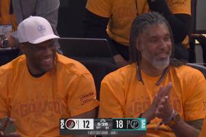 这不给T？文班狂秀操作惊艳全场 场边邓肯+海军上将露出了姨母笑