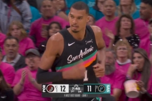 冲劲十足！文班强攻内线 跳步闪开防守上篮打中