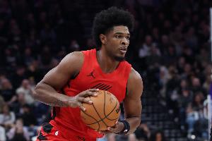 与文班同届！亨德森11中7高效得18分3板3助1断 仍无力救主