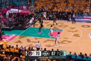 这球太帅了！格兰特强突顶着马刺三人 双手滑翔+折叠暴扣！