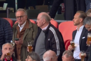 图片报：赫内斯等拜仁高层在看台小酌，庆祝球队卫冕德甲冠军