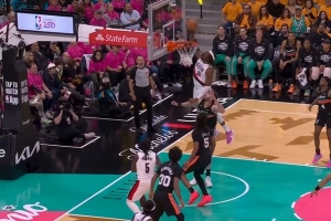 空中轰炸！霍勒迪再送助攻 罗威一飞冲天单臂空接扣进