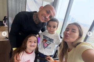 一家四口很幸福！米特里策妻子晒动态，米特里策和孩子为她庆生