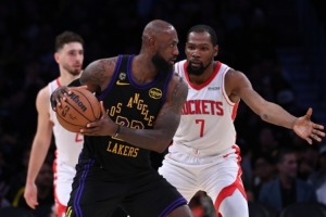 键盘侠|球迷被打服管詹姆斯叫爸爸！KD一被包夹&其他人尿裤子拉稀