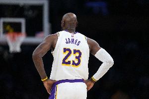 主持人：41岁老詹比赛呈现是巅峰魔术师 45时能化身控卫之神保罗