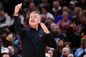 Shams：公牛愿给多诺万更大更长的合同&升职管理层 都被他拒绝了