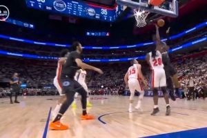 冲劲十足！班凯罗强攻内线 对抗防守抛投打进还要加罚