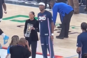 实至名归！亚历山大赛前领取了本赛季最佳关键球员奖杯！