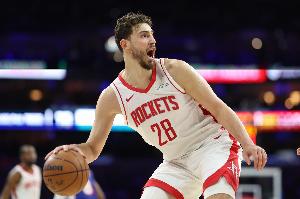 阿里纳斯：申京一个笨拙的假动作做了两年 却仍希望湖人能吃这套