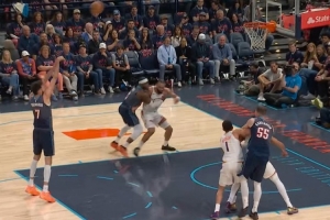 都是狠人都上头了！狄龙&多特抢篮板有小冲突 裁判吹双方技犯