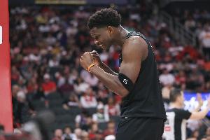 芬奇：爱德华兹展现了不可思议的领导力 冷静沟通用正确方式打球