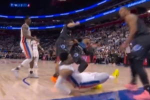 幸无大碍！哈里斯强攻被比塔泽犯规倒地 裁判回看后没有升级