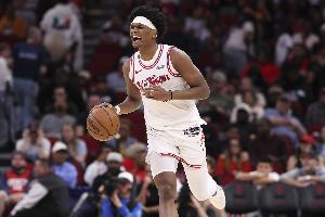 阿里纳斯：火箭面对湖人靠运动能力就能拿100分 一直扔三分什么鬼