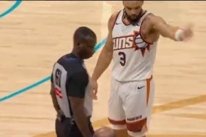 龙哥不满！狄龙扑防撞翻亚历山大 一直对着后者比划假摔手势