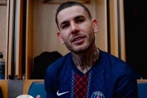 卢卡斯达成巴黎生涯100场比赛里程碑，赛后领取纪念徽章