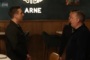 内维尔与21年前冲突过的埃弗顿球迷重逢：你个混蛋！我还记得你