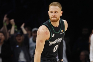 一人顶一队！迪文岑佐半场送出5次助攻 掘金全队仅4次助攻