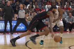 我的美髯！英格拉姆突破护球手扫到哈登面部 后者倒地但裁判没吹