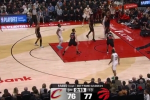 今天不得了啊！新秀博伊尔斯篮下钉板摁帽阿伦