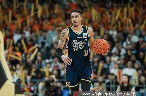 强力外援！奎因打满半场 12中7砍17分12板6助&拼下6前场板！