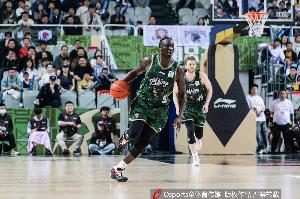 就靠俩外援撑着！卡特莱特和马温半场合砍33分 同曦全队半场45分