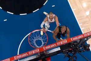 正面硬刚！戈贝尔接球强突约基奇 上篮打中还要加罚