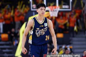 进攻状态不错！崔永熙半场出战13分钟 6中4&三分3中2拿到10分