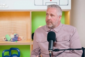 英冠旧将：曾在网上晒退役照不小心发了大便的照片，也算很尴尬了