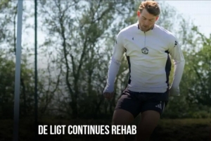 曼联官方：德里赫特在卡灵顿进行单人训练，他专注于彻底康复