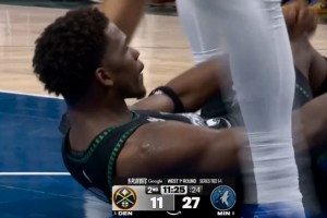 撕裂防线！爱德华兹突破扭身抛投打成2+1 倒地激情庆祝