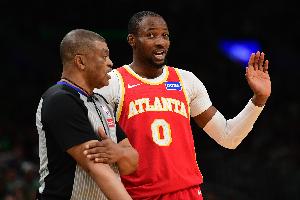 火药味！库明加被吹防守犯规后和米切尔·罗宾逊发生口角 没吹罚