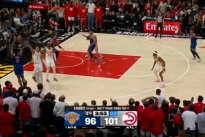 白热化！阿努诺比高难度压哨三分命中 帮助尼克斯迫近到2分