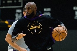 出征客场前最后一练！湖人官推晒球队训练照：专注于细节