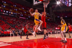 可惜！拉拉维亚底线起飞潇洒反篮上进 但被吹进攻犯规进球无效