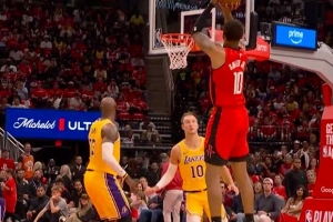 全靠你了！小贾巴里·史密斯连续中投命中 帮助火箭咬住比分