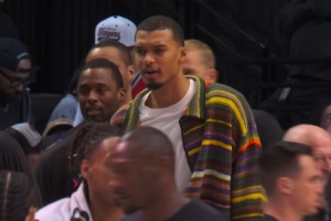 文班怒吼庆祝！哈珀二次进攻打中 马刺轰出16-3追到2分打停开拓者