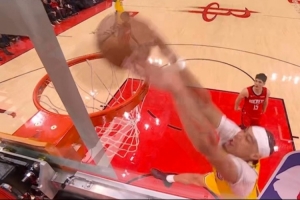 哥们随便扣啊？斯玛特突破丝滑抛传 海斯无人防守空篮虐筐