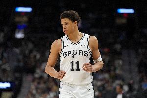 顶级防守！14号秀卡特·布莱恩特拿到3分6板4助3帽 正负值+17！