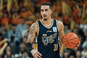 广东外援奎因场均2.6断荣膺CBA常规赛抢断王 高诗岩夺本土抢断王