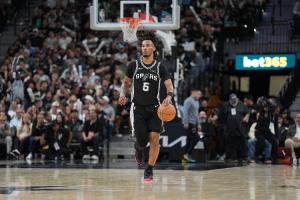 21岁175天！卡斯尔季后赛单场得到30+ 马刺队史最年轻