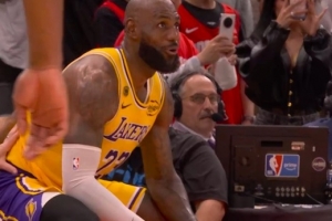 詹姆斯发球失误&谢泼德长传 詹姆斯抢断后飞身救球但自己在界外