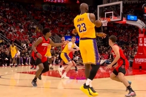 太轻松！詹姆斯在包夹形成之前送妙传 助攻拉拉维亚上篮得手